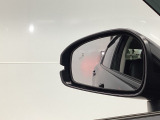 走行中、斜め後ろに車両の存在を検知すると、その方向のドアミラー鏡面上にマークを表示しお知らせ。さらにその方向にウインカーを操作すると、マークの点滅と警報音でドライバーに注意を促します。