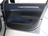 運転席ドアの全景です。キャビンを彩るすべてのものに、機能を形にした美しさが備わっています。