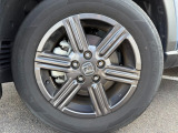アルミホイール付きで足元もスタイリッシュです!タイヤサイズは、215/60R16です。