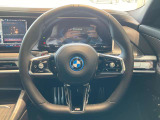 操作性に優れたステアリングは、BMWの走りを支える大事な部品です。オーディオやハンズフリー通話、クルーズコントロール関連の操作もこちらに集約されています。