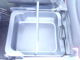 助手席下には隠れ収納あり!