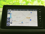 目的地までのルート検索や周辺施設の情報確認など、運転中のナビゲーションをサポート。鮮明な画面表示で、スムーズなカーナビゲーションを実現します。