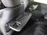 ◆シートバックテーブル◆フロントシートの背面に後席用のテーブルがついています。小物が置けて!カップホルダーもあります、ドライブ中や休憩時にも便利なテーブルです。
