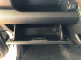 よく使うものが手を伸ばせばすぐ届く、機能面で充実した収納。