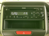 コンパクトながらも機能充実のオーディオ。お気に入りの音楽をカーライフにプラスして、快適なドライブを演出します。