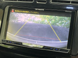 駐車時の後方確認をサポートするバックモニターを装備。安全かつスムーズな後退を支援し、万が一のリスクを軽減します。