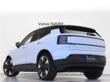 Volvo Cars appで車にリモートアクセスして、空調機能の操作や車の施錠・開錠、ソフトウェア更新などが可能です。エアコンやシートヒーターを操作して、出発前に車内を快適な温度に整えられます。