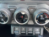 運転席、助手席の窓は、空調の下にあるこちらのスイッチで操作可能です。