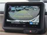 【ワイドビュー】約180&deg;を見渡せるワイドな視野範囲。広範囲に後方側面を表示できるので遠方の車両が見えやすくなっています。
