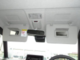 大きめのサンバイザーにはバニティミラーが備わっています。車を降りる前の身だしなみチェックに便利ですね。