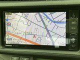 詳細な地図表示で、目的地までの道順を間違える心配はありません。初めての場所でも安心して運転を楽しめます。