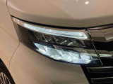 対象物が見やすく白く明るい光で夜間走行をサポートするフルLEDヘッドランプ(ロー/ハイビームオートレベリング機能付き・クリアランスランプ・ポジション・ターン付)を搭載