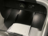 【ワイヤレス・スマートフォン・チャージ】対応機種のスマートフォンを、タッチスクリーン式センターディスプレイの下に置いておくだけで充電可能。すっきりと収納できて、使いたいときにはすぐに手に取れます。