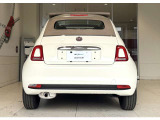 真ん中に輝く「FIAT」のエンブレムが、イタリアからやってきた特別なクルマであることを物語っています。