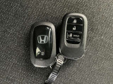 付いてて便利!とても人気の高い装備のスマートキーシステム。キーを携帯しているだけで、ドアロックの開閉並びにエンジンの始動が可能な装備です。