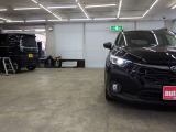 当店では専任のメカニックが大切なお客様のお車を一台一台丁寧に整備いたします。自社認証工場にてリフトアップし下回りまでキッチリ検査いたします。