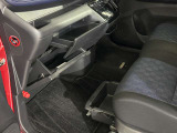 グローブボックス周り 運転席から中に収納した物をすぐに取り出せて便利です。