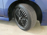 フロントタイヤの溝も十分に残っております。タイヤサイズは215/50R17となっております。