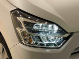 対象物が見やすく白く明るい光で夜間走行をサポートするLEDヘッドランプ(マニュアルレベリング機能付)を搭載