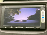停車時にテレビ視聴が可能なTV画面。お子様連れのご家族にもおすすめです。