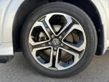 純正アルミホイールです。タイヤサイズは、215/55R17です。