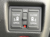 【オートエアコン】一度お好みの温度に設定すれば、車内の温度を検知し風量や温度を自動で調整。暑い&hellip;寒い&hellip;と何度もスイッチ操作をする必要はありません。快適な車内空間には必須の機能ですね♪