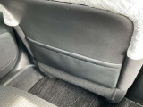 前席シートバックにはポケット付いてます。