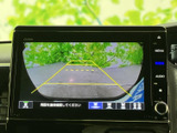 後退時には、安全確認をサポートする映像を鮮明に表示。駐車場での出し入れをスムーズに行えます。