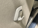 運転席&助手席の背面についたユーティリティフックには荷物がサッと掛けられます。