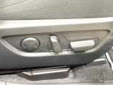【運転席8WAYパワーシート】リクライニングからシートリフターまで、スイッチ一つで簡単にシートの微調整が可能!自分に最適なシートポジションにセットして、快適なドライブをお楽しみください。