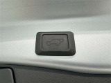 電動式バックドアです。 荷物を持ったままでもボタン一つで自動的に開け閉めできるので便利ですよ。 挟み込み防止機能も付いていますのでお子様の手や荷物を挟み込むのを防いでくれますよ。