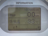 スピードメーターのアップのお写真です。外気温表示可能です。