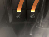 運転席と助手席にシートヒーターが付いてます。冬の寒いときでも直ぐにポカポカ。