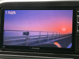 停車時に映像を楽しめます。移動時間を有効活用し、快適な空間を提供します。