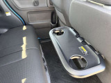 運転席後方に、シートバックテーブルを装備しています。