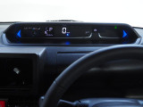 アナログメーターの無い、高さが抑えられたメーターパネル。運転席のひろびろ視界をさえぎることなくドライバーに必要な情報をタイムリーに伝えます。