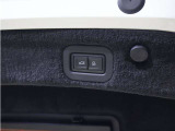電動開閉式トランクリッドを採用、スイッチ操作またはスマートキーで開閉可能です。