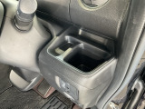 運転席右側のドリンクホルダー