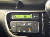 【オートエアコン】一度お好みの温度に設定すれば、車内の温度を検知し風量や温度を自動で調整。暑い&hellip;寒い&hellip;と何度もスイッチ操作をする必要はありません。快適な車内空間には必須の機能ですね♪