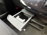 引き出し式の便利なドリンクホルダー♪ 車名にちなんで桜模様があしらわれています(*'&omega;'*)