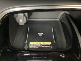 センターコンソールにはワイヤレス充電器を装備してます。Qi(チー)規格対応のスマートフォンなどを置くだけでワイヤレスで充電可能です。またスマートフォンの充電可能なUSB端子なども別途装備しています。