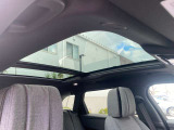 スライディングパノラミックルーフ装備。昼間は心地良い日の光を、夜は満天の星空をご覧いただけます。