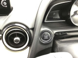 【 プッシュボタンスタートシステム 】 「アドバンストキーを携帯し、ブレーキペダルを踏みながらインパネ上のボタンを押すだけで、エンジンの始動/停止ができます。」