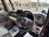 【運転席】ステアリング下には小物を置ける収納スペースがございます!ドリンクホルダーはインパネに1つとドアホルダーに1つあります◎