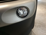 【フォグライト】霧などの悪天候時、自車の位置を示すとともに前方や路肩が見えずらい時、近い位置をワイドに照らしてくれます。