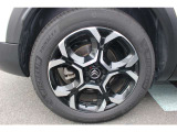 タイヤサイズは225/55R18アルミホイールはブラックとクロームのコンビカラーとなっています。