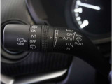 【オートワイパー機能】レバーをAUTOの位置にしているとき、レインセンサーが雨を感知すると、雨量に応じて、ワイパーが自動で作動します。