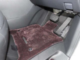 内装工程では、中古車を気持ちよくお乗りいただけるよう清掃しております。シートの洗浄はもちろん、ニオイの元となるフロアカーペットまで洗浄・消臭を実施。