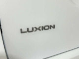 ルキシオングレードでは、プロパイロットリモートパーキング機能が装備されております。専用キーで車外から前後の遠隔操作ができます。狭いスペースでも車外からの操作で乗り降りや荷物の出し入れが楽になります。