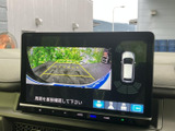 進路確認をサポートする映像を表示します。安全運転を心がけ、快適なドライブをサポートします。